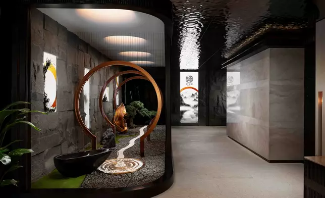 「源·公館」不僅是餐廳，更是一處由主人家為至交貴賓精心打造的「歸家之所」。這裡僅設「乾」、「坤」兩間專屬包廂，每席皆為賓客量身定制。