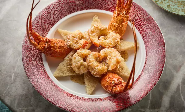 「鹹檸檬燜本港龍蝦」以十年陳鹹檸燜製本港小青龍，鹹香與果酸巧妙引出龍蝦清甜，是傳統風物與現代匠心的和諧交融。