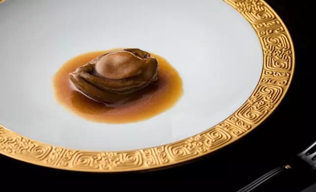 招牌菜「源·公館鮑魚」嚴選優質「舊水鮑魚」（乾鮑魚），以矜貴花膠慢煨收汁，鮑魚軟糯溏心，盡顯「以珍饈入味，吃其神而不見其形」的奢華哲學。