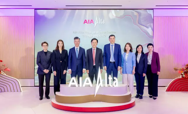 友邦保險集團首席執行官兼總裁李源祥先生（左四）、友邦保險區域首席執行官及集團首席分銷總監陳榮聲先生（右四）、 友邦香港及澳門首席執行官馮偉昌先生（左三）、友邦香港及澳門首席產品主張策劃及醫療保健官梁莉斯女士（右三）、 友邦香港及澳門首席營業官陳潔瑩女士（左二）、友邦香港及澳門首席財務官李慕慈女士（右二）、 友邦香港及澳門首席客戶及市場策劃官黃靄敏女士（左一）及友邦香港及澳門首席人壽營運官黎曉穎女士（右一） 慶祝「友邦峻宇尊尚財富中心」正式開幕。