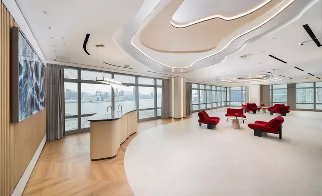 來賓可飽覽維多利亞港全景，遠眺香港天際線等地標景致。