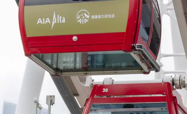 「友邦峻宇會尊屬水晶車廂」專為友邦峻宇會會員而設，透過香港摩天輪唯一的透明底水晶車廂，讓會員與摯愛全方位飽覽維多利亞港的迷人景色，共創難忘回憶。