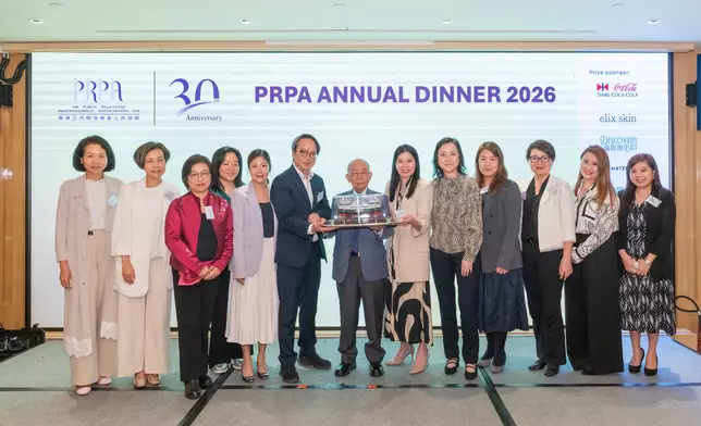 香港公共關係專業人員協會周年大會全體委員會委員特別向顧問陳祖澤博士（中）致以崇高敬意與衷心感謝。