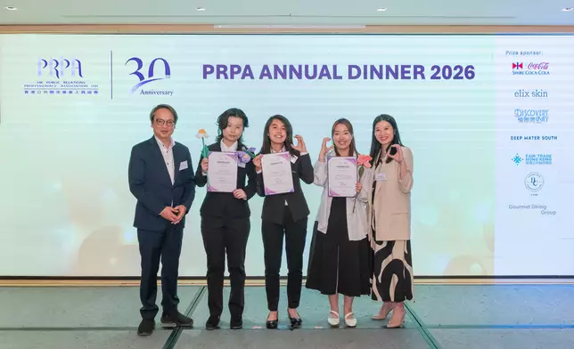 恭賀三位協會學生實習計劃表現優秀的學員，分別為 Jiselle (左二）、Rainbow Chan ( 左三），以及Fiona Kwong (右二）。