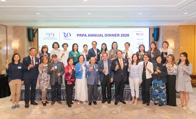 香港公共關係專業人員協會周年大會三十周年活動籌委會主席曾立基先生（第一排右六）、協會顧問陳祖澤博士 （第一排左七）、香港公共關係獎籌委會主席胡定旭教授 （第一排右七）、名譽主席崔綺雲博士、關則輝教授（第一排左六、左二）、一眾導向委員會成員、執行委員會成員台上合影留念，與一眾嘉賓一同見證重要時刻。