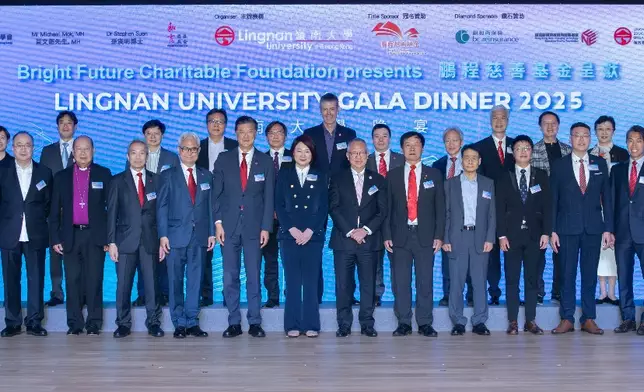 主禮嘉賓與一眾校董會成員、傑出學者及大學管理層成員合照