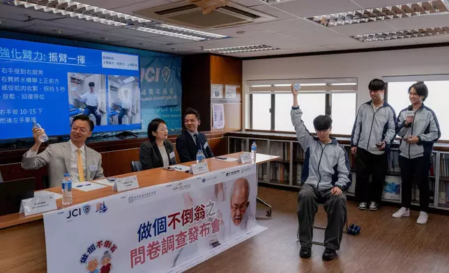 理工大學物理治療學系學生現場示範「防跌八式」運動以鍛鍊長者肌力