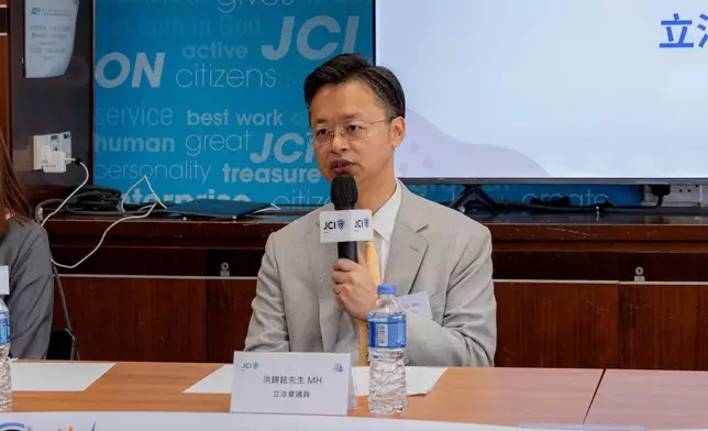 立法會議員洪錦鉉指出客廳雜物堆積與長者步行習慣是跌倒的隱形殺手