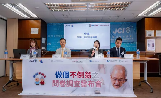 晉峰青年商會舉辦調查發布會，嘉賓包括問卷調查召集人蕭寶玲、立法會議員洪錦鉉、會長曾麗卿及物理治療師協會會長歐陽健