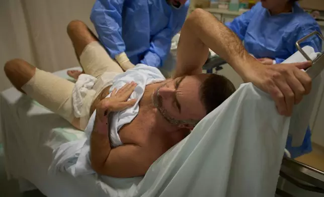 53歲的穆罕默德庫拜西（Mohammad Qubaisi）因以色列空襲黎巴嫩南部而燒傷，在醫院接受手術。AP圖片