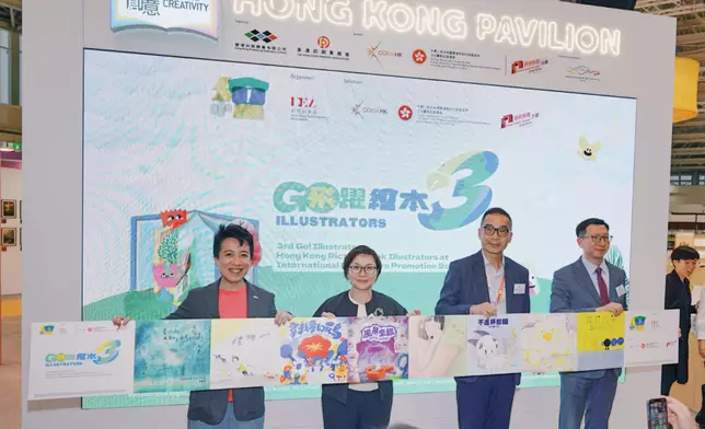 在文創產業發展處的資助下，創意創業會亦協助八位入選第二屆《飛躍繪本》的香港繪本插畫家出版其去年參加「國際無字書大賽」的作品。該批作品由香港聯合出版集團旗下的非凡出版協力出版，在「香港館」的揭幕酒會上舉行歐洲首發儀式，參與儀式嘉賓（左至右）為創意創業會會長鄭凱謙先生、文創產業助理專員葉敏儀女士、「騰飛創意—香港館」項目籌委會聯席主席任澤明先生，與2026 博洛尼亞兒童書展「香港館」副主席周晟先生。