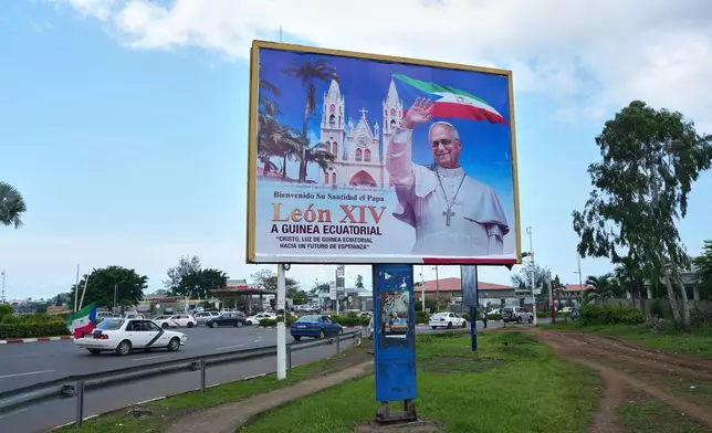 2026年4月17日周五，赤道畿內亞馬拉博，教宗利奧十四世訪問前夕，一個印有其肖像的廣告牌。（美聯社圖片/Misper Apawu） AP圖片
