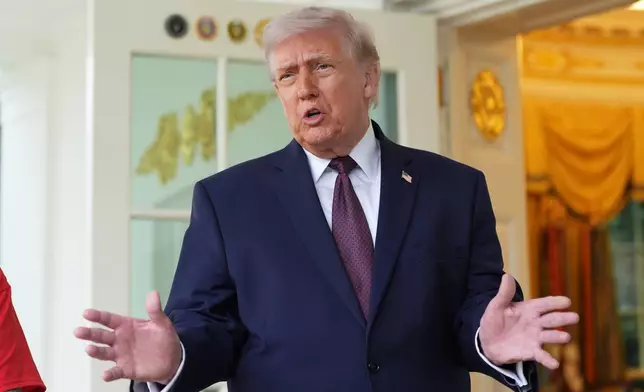 2026年4月13日周一，總統特朗普在華盛頓白宮橢圓形辦公室外發表講話。(美聯社圖片/Alex Brandon) AP圖片