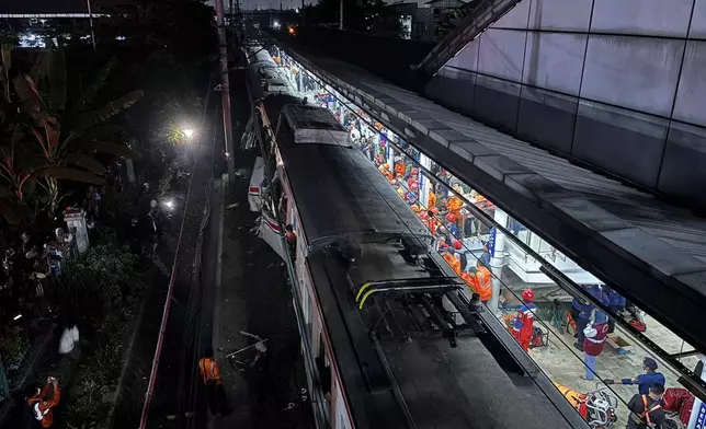 (美聯社圖片/Achmad Ibrahim) 2026年4月27日周一，救援人員在印尼勿加西一個車站的列車相撞事故現場搜救傷者。 AP圖片