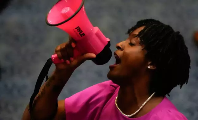 2026年4月29日周三，在佛羅里達州議會（Florida Legislature）的特別會議上，佛羅里達州眾議員安吉·尼克森（Angie Nixon）（民主黨）在眾議院議事廳（House floor）大聲發言，當時眾議院正在就選區重劃法案（redistricting bill）HB1D進行投票。（美聯社圖片/Mike Stewart） AP圖片