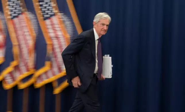 2026年4月29日周三，聯儲局（Federal Reserve）主席鮑威爾（Jerome Powell）在華盛頓（Washington）聯儲局聯邦公開市場委員會（Federal Open Market Committee）會議後離開新聞發布會。（美聯社圖片/Cliff Owen） AP圖片