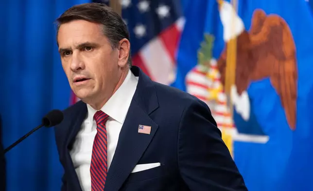 署理司法部長托德布蘭奇（Todd Blanche）於2026年4月28日周二在華盛頓司法部宣布，前聯邦調查局局長詹姆斯高米已被起訴。(美聯社圖片/Cliff Owen) AP圖片