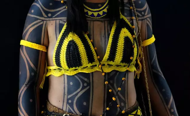 2026年4月6日周一，一名身穿傳統彩繪服飾的原住民婦女，在巴西利亞的「自由土地營地」開幕式上擺姿勢拍照。該活動是巴西最大規模的原住民年度動員活動，旨在爭取土地權利及環境保護。(美聯社圖片/Eraldo Peres) AP圖片