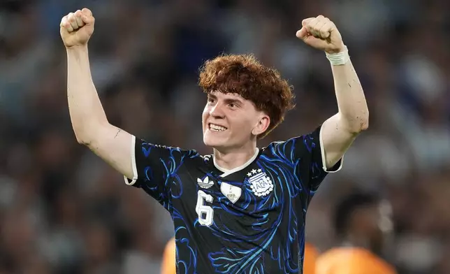 2026年3月31日周二，阿根廷布宜諾斯艾利斯，阿根廷的華倫天巴爾科在對陣贊比亞的友誼賽中慶祝攻入球隊第五球。(美聯社圖片/Gustavo Garello) AP圖片