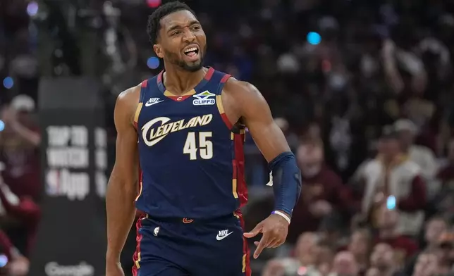 克里夫蘭騎士隊後衛當路雲米曹（Donovan Mitchell）（45號）在周一（2026年4月20日）於克里夫蘭舉行的NBA季後賽首圈第二場上半場，向觀眾示意。(美聯社圖片/Sue Ogrocki) AP圖片