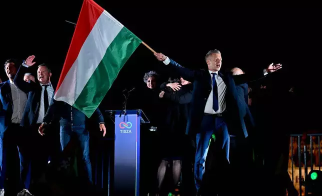 反對黨蒂薩黨（Tisza party）領袖馬扎爾（Péter Magyar），在匈牙利布達佩斯國會選舉部分結果公布後揮舞匈牙利國旗。攝於2026年4月12日周日。(美聯社圖片/Denes Erdos) AP圖片