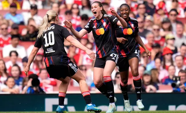 里昂的祖莉賓特（中）在2026年4月26日周日於英格蘭倫敦舉行的女子歐聯四強首回合阿仙奴對里昂的足球賽事中，射入開賽首球後慶祝。(Andrew Matthews/PA via 美聯社圖片) AP圖片