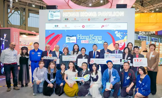 各嘉賓在「香港館」開幕儀式上大合照。
