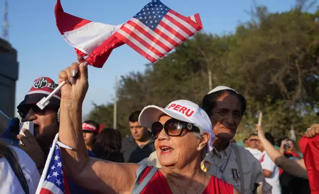 2026年4月19日周日，秘魯利馬，總統候選人拉斐爾洛佩斯阿里亞加（Rafael López Aliaiga）所屬的人民革新黨支持者舉行集會。(美聯社圖片/Guadalupe Pardo) AP圖片