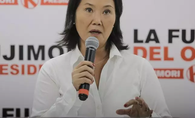 2026年4月15日周三，秘魯利馬，總統候選人藤森慶子（Keiko Fujimori）所屬的人民力量黨舉行記者會，當時選舉當局在大選三天後繼續點算選票。(美聯社圖片/Gerardo Marin) AP圖片