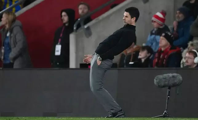 阿仙奴領隊阿迪達（Mikel Arteta）在2026年4月4日（周六）於英格蘭修咸頓舉行的英格蘭足總盃八強賽中，修咸頓球員查爾斯（Shea Charles）射入第二球後作出反應。(美聯社圖片/戴夫·索普蘭) AP圖片