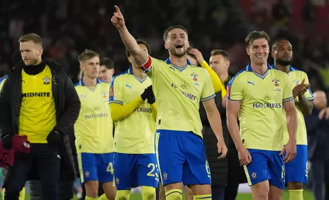 修咸頓球員在2026年4月4日（周六）於英格蘭修咸頓舉行的英格蘭足總盃八強賽中，對陣阿仙奴後慶祝。(美聯社圖片/戴夫·索普蘭) AP圖片