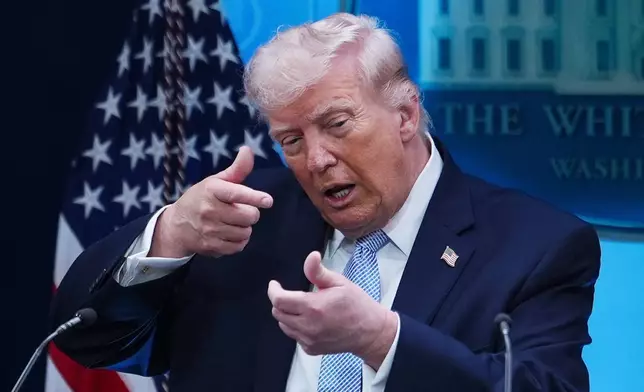 資料圖片：2026年4月6日周一，在華盛頓（Washington）白宮（White House）詹姆斯布雷迪新聞簡報室（James Brady Press Briefing Room），總統特朗普（Donald Trump）與記者交談時，假裝瞄準狙擊槍。(美聯社圖片/Julia Demaree Nikhinson, File) AP圖片