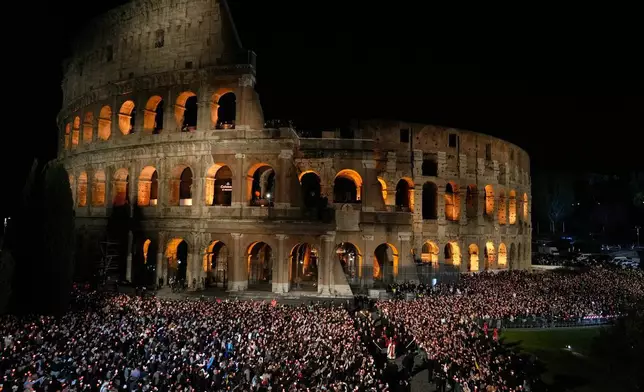 資料圖片：2026年4月3日周五，教宗利奧十四世（Pope Leo XIV）在羅馬鬥獸場（Colosseum）舉行的耶穌受難日（Good Friday）火炬苦路（Via Crucis）遊行期間，手持一個輕巧的1.5米木製十字架。該遊行象徵性地重現了耶穌基督（Jesus Christ）在耶路撒冷（Jerusalem）各各他（Calvary）被釘十字架的歷程。(美聯社圖片/Gregorio Borgia, File) AP圖片