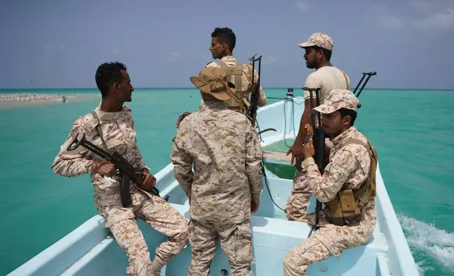 資料圖片：2026年4月5日周日，也門（Yemen）士兵在具戰略意義的曼德海峽（Bab el-Mandeb Strait）巡邏。(美聯社圖片/Abdulnasser Alseddik, File) AP圖片