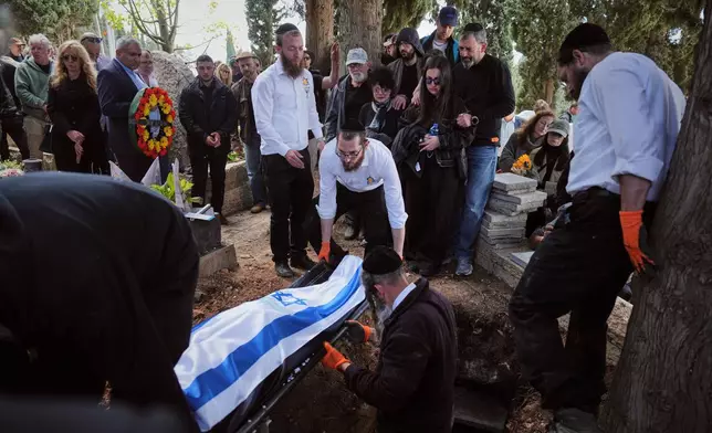 資料圖片：2026年4月7日周二，在以色列（Israel）海法（Haifa）舉行的葬禮上，哀悼者抬著格爾肖維奇家族（Gershovich family）三名成員的遺體，他們因伊朗導彈（Iranian missile）擊中其建築物而喪生。(美聯社圖片/Ariel Schalit, File) AP圖片