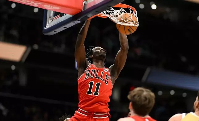 芝加哥公牛前鋒里安納米拿（11號）在華盛頓舉行的NBA籃球賽上半場，對陣華盛頓巫師時入樽。（美聯社圖片/Nick Wass） AP圖片