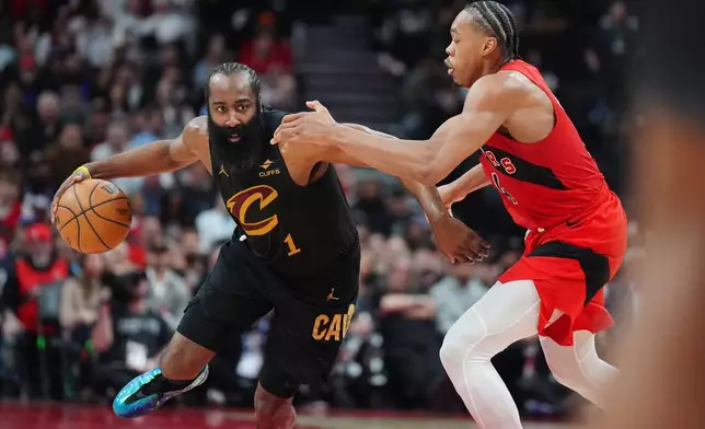 2026年4月26日周日，NBA季後賽首圈第四場賽事於多倫多舉行，克里夫蘭騎士後衛占士夏登（左）嘗試擺脫多倫多速龍前鋒史葛巴恩斯（右）的防守。(美聯社圖片/Frank Gunn/The Canadian Press) AP圖片