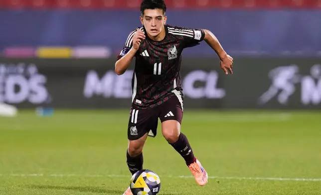 (美聯社圖片/Esteban Felix, File) 墨西哥球員吉爾貝托·莫拉（Gilberto Mora）於2025年10月11日周六，在智利（Chile）聖地亞哥（Santiago）國家體育場（National Stadium）一場國際足協U-20世界盃（FIFA U-20 World Cup）八強對阿根廷（Argentina）的足球賽中控球。 AP圖片