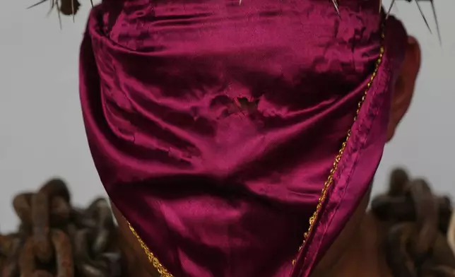 一名蒙眼懺悔者在2026年4月3日周五墨西哥阿特利斯科的聖周慶祝活動中，於耶穌受難日巡遊前戴上荊棘冠冕。(美聯社圖片/Fernando Llano) AP圖片