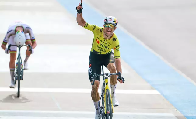 比利時單車手華安艾特（Wout van Aert）於2026年4月12日周日，在法國魯貝衝線，領先斯洛文尼亞的普卡查（Tadej Pogačar）（左），贏得巴黎魯貝（Paris-Roubaix）單車賽冠軍。(美聯社圖片/Jean-Francois Badias) AP圖片