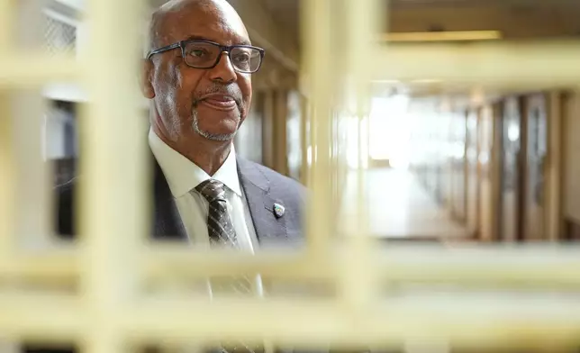 紐約市懲教署署長史丹利·理查茲（Stanley Richards）周二（2026年4月14日）在賴克斯島（Rikers Island）他曾被囚禁的監獄單位內與記者交談。(美聯社圖片/Seth Wenig) AP圖片