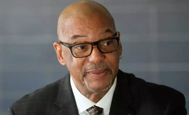 紐約市懲教署署長史丹利·理查茲（Stanley Richards）周二（2026年4月14日）在賴克斯島（Rikers Island）他曾被囚禁的監獄單位內與記者交談。(美聯社圖片/Seth Wenig) AP圖片