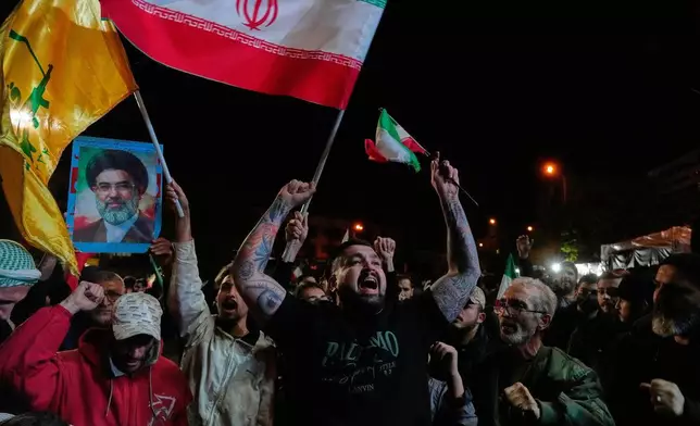 親政府示威者手持伊朗國旗及最高領袖穆吉塔巴哈梅內伊（Mojtaba Khamenei）的海報，高呼口號。攝於2026年4月8日周三，伊朗德黑蘭伊斯蘭革命廣場（Enqelab-e-Eslami, or Islamic Revolution, Square），當時正值與美國及以色列的戰爭宣布兩周停火後的一次集會。（美聯社圖片/Vahid Salemi） AP圖片