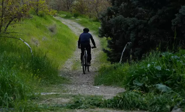 一名單車手騎經帕迪桑公園（Pardisan Park）。攝於2026年4月10日周五，伊朗德黑蘭。（美聯社圖片/Vahid Salemi） AP圖片