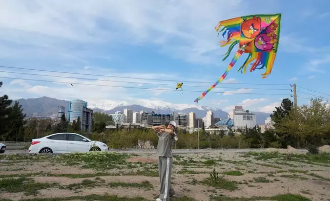 一名女子在帕迪桑公園放風箏，享受周末。攝於2026年4月10日周五，伊朗德黑蘭。（美聯社圖片/Vahid Salemi） AP圖片