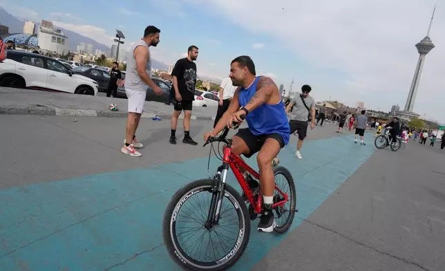 一名男子在帕迪桑公園踩單車。攝於2026年4月10日周五，伊朗德黑蘭。（美聯社圖片/Vahid Salemi） AP圖片