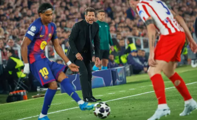 馬德里體育會主教練施蒙尼（Diego Simeone）（中）在2026年4月8日周三，於西班牙巴塞隆拿舉行的歐聯八強首回合賽事中，對陣巴塞隆拿時的反應。(美聯社圖片/Joan Monfort) AP圖片