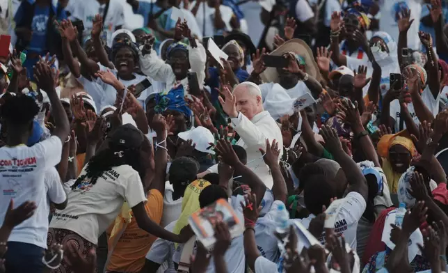 2026年4月19日周日，教宗良十四世（Pope Leo XIV）抵達安哥拉穆西馬（Muxima）的穆西馬聖母聖殿（Sanctuary of Mama Muxima）前廣場。(美聯社圖片/Andrew Medichini) AP圖片