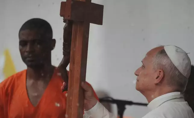 教宗利奧十四世於2026年4月22日周三，在赤道畿內亞巴塔監獄（Bata Prison）探訪時手持十字架。(美聯社圖片/Andrew Medichini) AP圖片