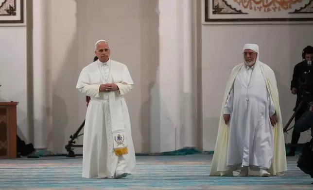 教宗良十四世（Pope Leo XIV）於2026年4月13日周一抵達阿爾及爾（Algiers）大清真寺時，獲寺院院長穆罕默德馬蒙阿爾卡西米（Mohamed Mamoun Al Qasimi）迎接。這是他為期11天非洲牧靈之旅的首日。(美聯社圖片/Andrew Medichini) AP圖片